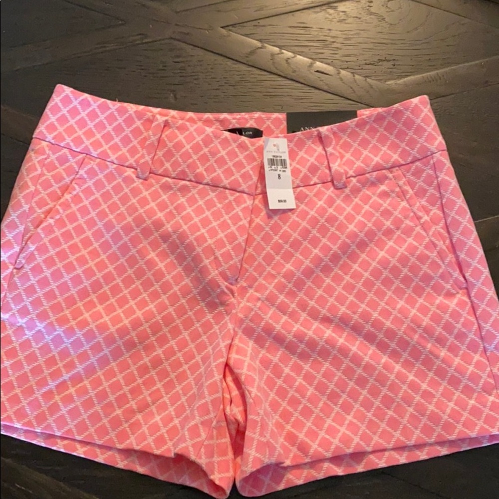NWT Ann Taylor 4” city shorts size 8 pink/white